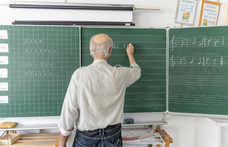 Több mint kétszer annyi 60 éven felüli pedagógus tanít az általános iskolákban, mint 30 alatti