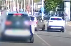 Buszsávozó autós és egy váratlan manőver, így jön össze könnyen egy baleset – videó