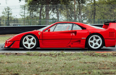 A normál Ferrari F40-nél sokkal durvább verseny verziót kínálnak eladásra