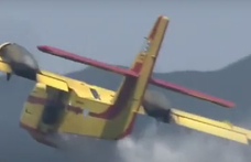 Többtonnányi vizet zúdított turistákra egy tűzoltó repülő Görögországban