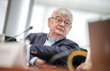 Joschka Fischer: Európa vagy megvédi magát, vagy behódol a nagyhatalmaknak