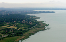 Változtatási tilalmat rendeltek el Balatonalmádiban, egy ablakot sem lehet kicserélni