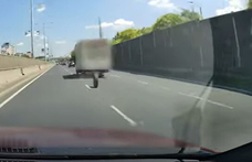 Menet közben hagyta el a kerekeit egy teherautó az M3-ason - videó