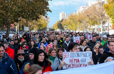 Több ezren tüntettek egy hónappal az újvidéki tragédia után