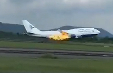 Felszállás közben, 468 emberrel a fedélzetén gyulladt ki egy Boeing hajtóműve – videó