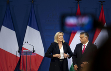 Orbán megérkezett Franciaországba, migránsok által felégetett üzletekkel riogat