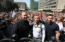 Magyar Péter a Bazilika lépcsőjén aláírta az Orbán ellen tett feljelentést, majd gyalog indul Nagyváradra
