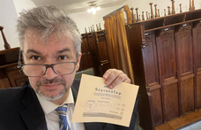 Hadházy Ákos ezúttal is csak a Parlament ruhatárában szavazhatott Polt Péterről