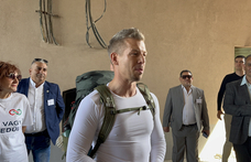Magyar Péter a Bazilika lépcsőjén aláírta az Orbán ellen tett feljelentést, majd gyalog indul Nagyváradra