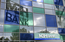 Az ÁSZ-elnök most se nevezte nevén Mészáros bankját, de elárulta, hogy az mire adott kölcsönt egy 233 milliárdos adósságú MNB-cégnek