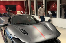 Carlos Sainz Jr. annyiban nem búcsúzott a Ferraritól, hogy vett egy Daytona SP3-at