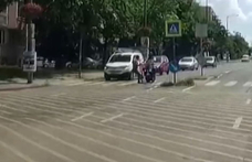 A zebrán csapta el a figyelmetlen motoros a gyalogost – videó