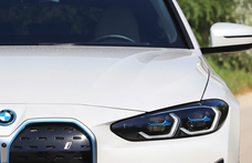 A BMW 600 lóerő fölé tolta az i4 villanyautó teljesítményét