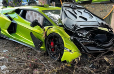 Átadás előtt tankolni vitték a vadonatúj Lamborghinit, roncshalmaz lett belőle