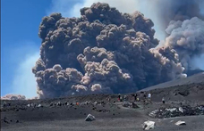 Kitört az Etna, menekülnek a turisták – videó
