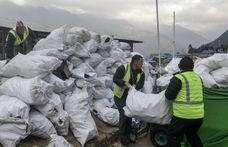Egy újabb akcióban 11 tonna szemetet és négy holttestet hoztak le a Himalájáról