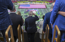 Hét touchdown a pályán, Donald Trump a lelátón – ilyen volt a Super Bowl a fotósok szemével