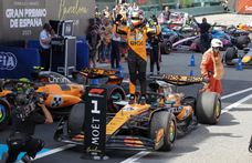 Sima McLaren-kettősgyőzelem a Spanyol Nagydíjon, Verstappen egy szabálytalanságával eldobott 14 pontot