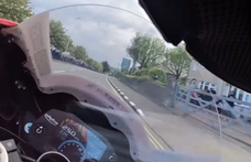 280-nal falvakon keresztül: ilyen a motorosok legőrültebb versenye – videó