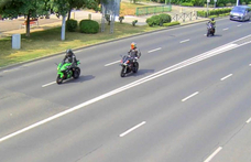 Dührohamot kapott egy motoros, mert nem tudott előzni, megütötte az autóst