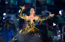 Koncert közben kapcsolódott ki Katy Perry melltartója