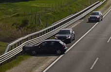 Kiegyenesítette a kanyart egy figyelmetlen autós az M86-oson, a szalagkorlát fogta meg – videó
