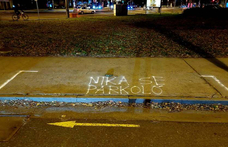 Nyomoz a rendőrség, mert valaki Delhusa Gjon szabálytalan parkolásán gúnyolódott