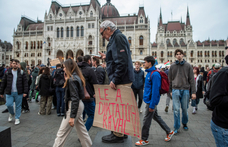 Kezdődik Puzsér Róberték tüntetése a Parlamentnél, ahol húsznál több felszólalót várnak – élő