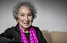 Margaret Atwood a HVG-nek: Ha diktátor vagy, jobb, ha alapos munkát végzel, mert rád omolhat a rendszer