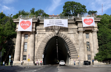 Molinóval akcióztak a civilek a Váralagútnál, tiltakoztak a kormány törvénytervezete ellen