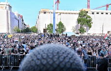 Elindult a számháború, Deák Dániel szerint pár százan, Hadházy szerint 40 ezren tüntettek kedden a Kossuth téren