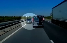 Videón, ahogy a forgalommal szemben hajtott egy 80 éves nő a bukaresti autópályán