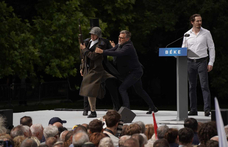 Szürreálisan giccses nemzeti hippiműsort sikerült Vidnyánszky Attilának színpadra állítania, hogy Orbán Viktor beszédének megágyazzon