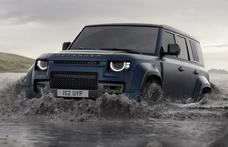 Itt a megújult Land Rover Defender, akár 635 lovas biturbó V8-cal