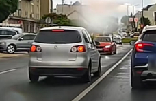 Dúvadként hajtott át egy autós Érden, nem érdekelte más a forgalomban – videó