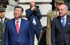 Huszármegtekintés után a Sándor-palotában fogadja a kínai elnököt Sulyok Tamás