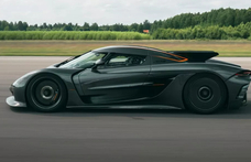 3,96 másodperc alatt katapultál 200-ról 300-ra a Koenigsegg benzines hiperautója