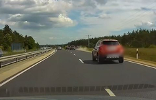 Őrült előzés a 8-ason: a padkán kerülte a sort a motoros