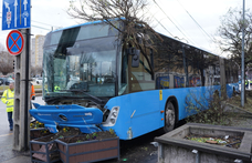 Busz ütközött két autóval az Üllői úton, több fa is kidőlt