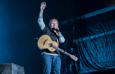 Nagyot néztek a diákok, amikor Ed Sheeran jelent meg egy suli színpadán