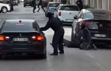 Fényes nappal úgy loptak el egy sokmilliós Mercedest Olaszországban, hogy egy BMW-vel eltolták – videó