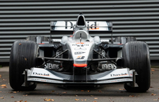 Most bárki lecsaphat Coulthard futamgyőztes McLaren F1-autójára