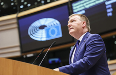 „Arra várunk, hogy ellenzéki politikusok essenek ki az ablakon?” – az EP-ben vitáztak az „átláthatósági” törvényről