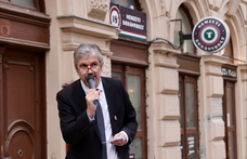 Ismét tüntetést tartott a Ferenciek terén Hadházy Ákos, majd a tömeggel a Külügyminisztériumhoz indult