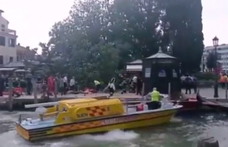 Turistákra dőlt egy fa Velencében
