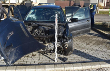 Megcsúszott a száguldó autó a vizes úton Érsekvadkerten, ketten súlyosan megsérültek