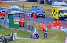 Két motoros meghalt egy brit versenypályán történt tömegbalesetben