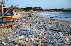 Napi kétezer kukásautónyi műanyagszemetet dobunk az óceánba, tavakba és folyókba