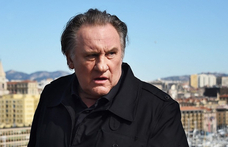 Szexuális zaklatással vádolják Gérard Depardieu-t, hétfőn bíróság elé áll