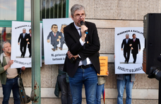 Ismét tüntetést tartott a Ferenciek terén Hadházy Ákos, majd a tömeggel a Külügyminisztériumhoz vonult tiltakozni